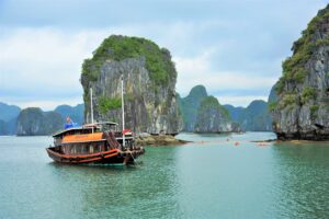 Croisière en bateau dans la baie de Lan Ha, alternative paisible à la baie d’Ha Long