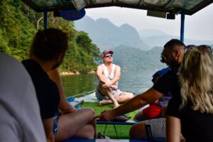 Lac de Ba Be dans le Nord-Est du Vietnam, paysages karstiques et nature préservée
