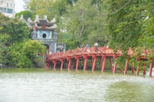 Lac Hoan Kiem paisible et pont The Huc au petit matin à Hanoï