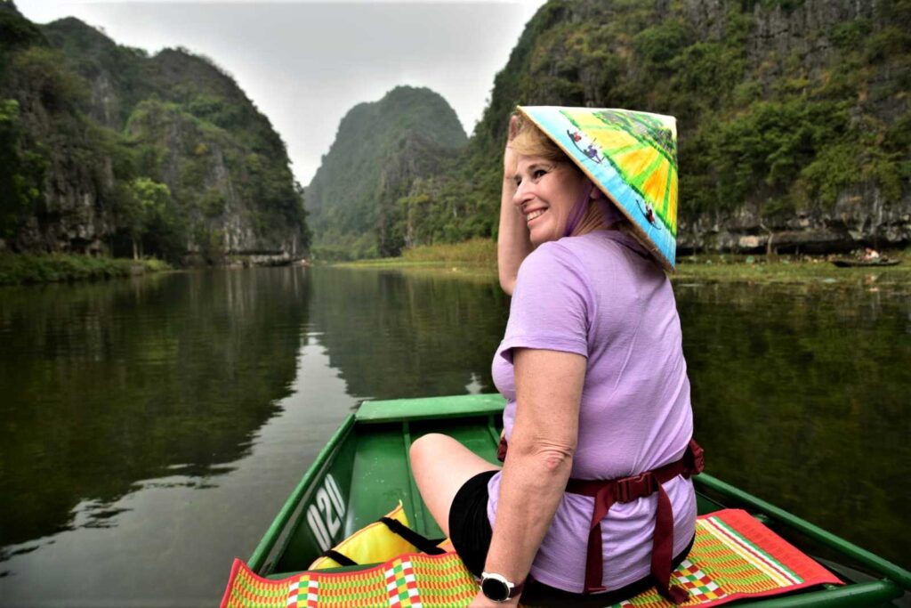 Balade en barque à Tam Coc au milieu des montagnes karstiques de Ninh Binh