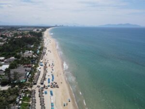 Plage paisible de Hoi An, destination balnéaire incontournable du Vietnam