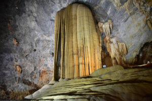 Stalactites et stalagmites dans la grotte de Thien Duong, Phong Nha Ke Bang