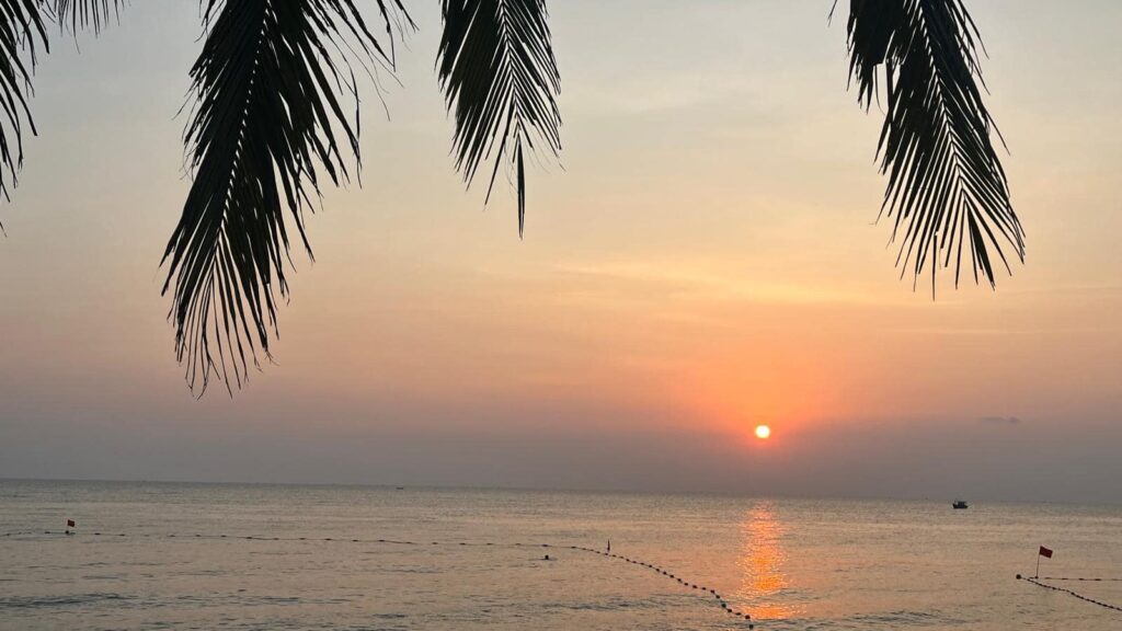 Plage paisible de Phu Quoc, destination balnéaire emblématique du sud du Vietnam