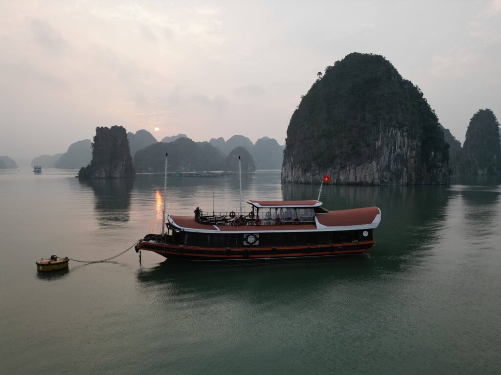 Baie de Lan Ha au lever du soleil, nature préservée et eaux turquoise