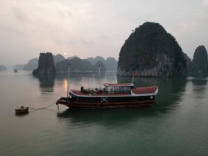 Baie de Lan Ha au lever du soleil, nature préservée et eaux turquoise
