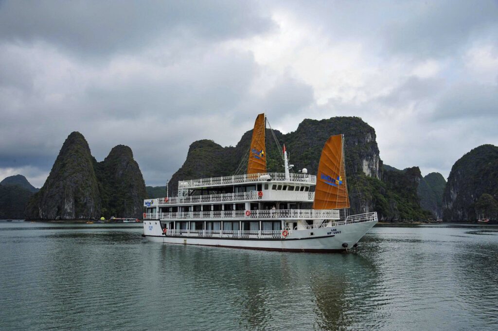 Croisière de nuit dans la baie d’Ha Long avec cabines confortables