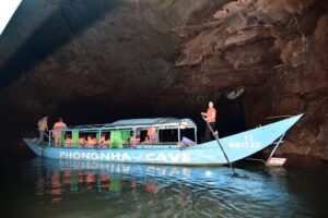 Croisière en bateau à Phong Nha – Ke Bang, découverte des grottes et paysages naturels du centre du Vietnam