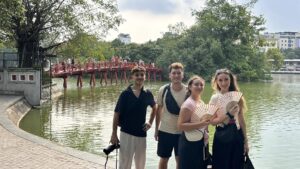Lac Hoan Kiem et pont The Huc emblématiques au cœur de Hanoï, symbole culturel du Vietnam