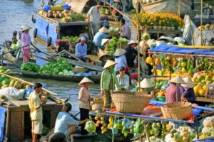 Marché flottant de Ben Tre au Vietnam, bateaux chargés de fruits tropicaux sur le Mékong