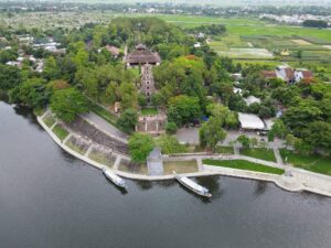 Pagode de Thien Mu à Hué, temple bouddhiste emblématique sur les rives de la rivière des Parfums