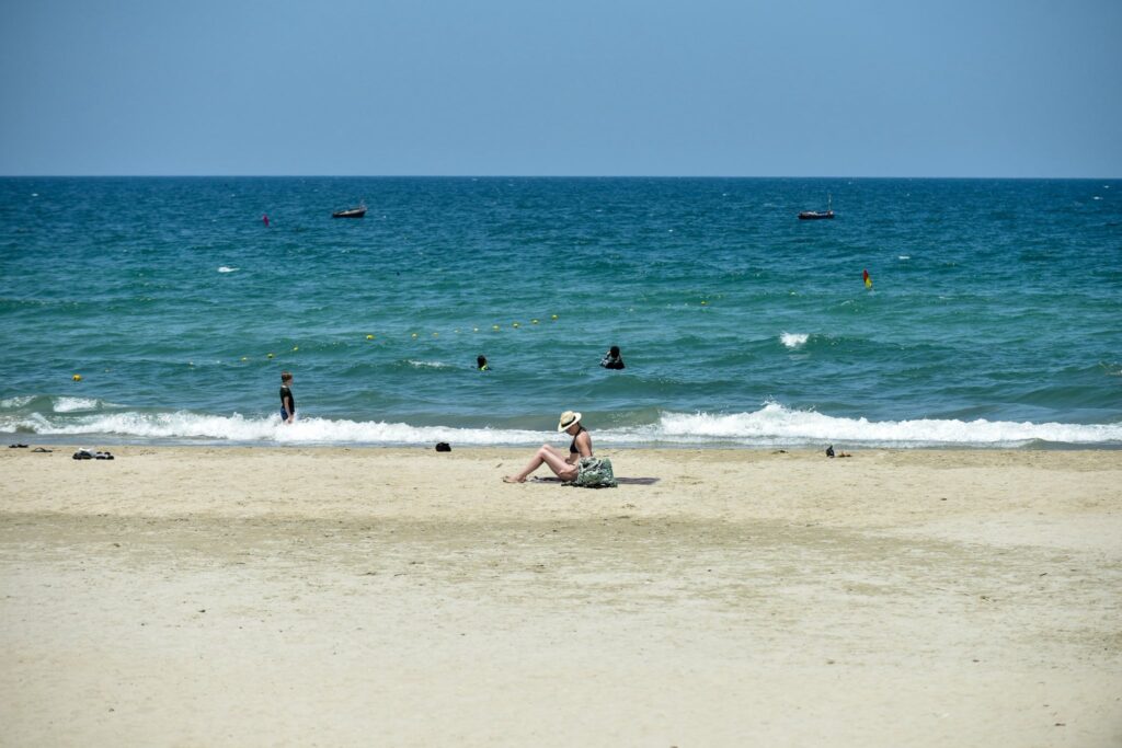 Plage de Hoi An au sable fin et à l’eau turquoise, ambiance paisible du centre du Vietnam