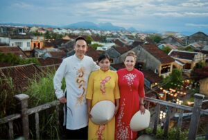 Séance photo de mariage dans la vieille ville de Hoi An, entre lanternes colorées et maisons anciennes