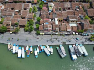 Vue d’en haut de la vieille ville de Hoi An avec ses maisons traditionnelles et la rivière Thu Bon