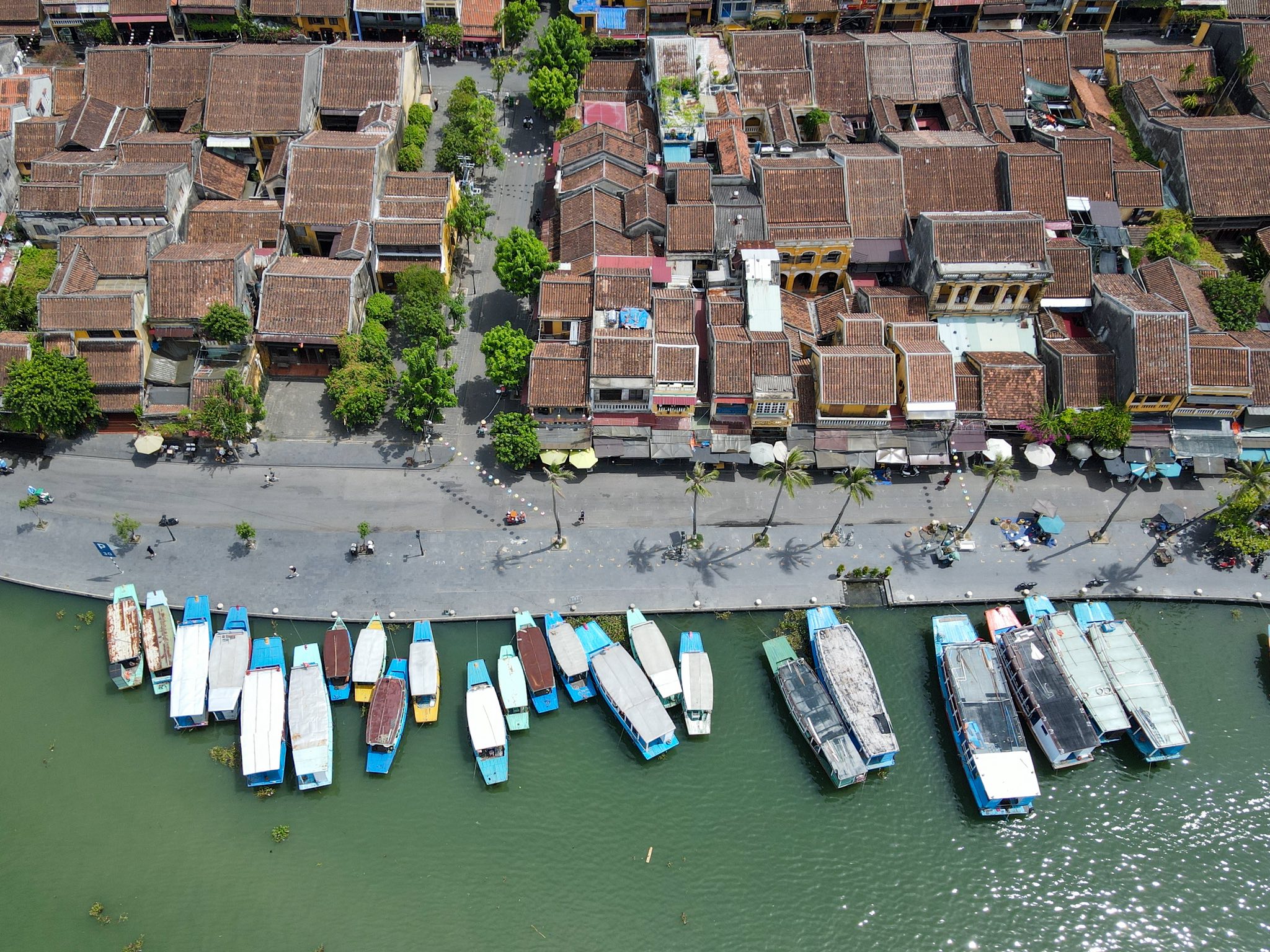 Vue d’en haut de la vieille ville de Hoi An avec ses maisons traditionnelles et la rivière Thu Bon