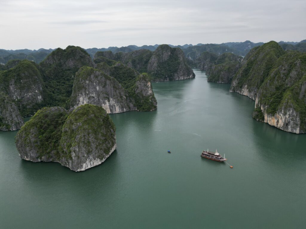 jonque traditionnelle baie de Bai Tu Long Nord Vietnam