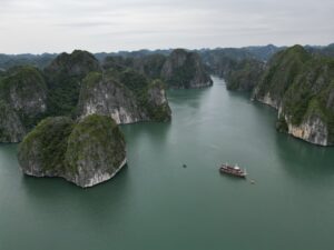 jonque traditionnelle baie de Bai Tu Long Nord Vietnam