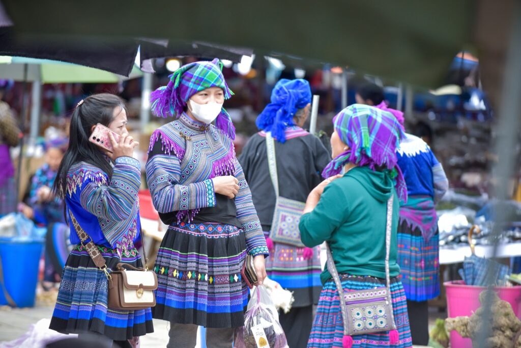 Marché coloré Bac Ha Nord Vietnam, circuit culturel authentique