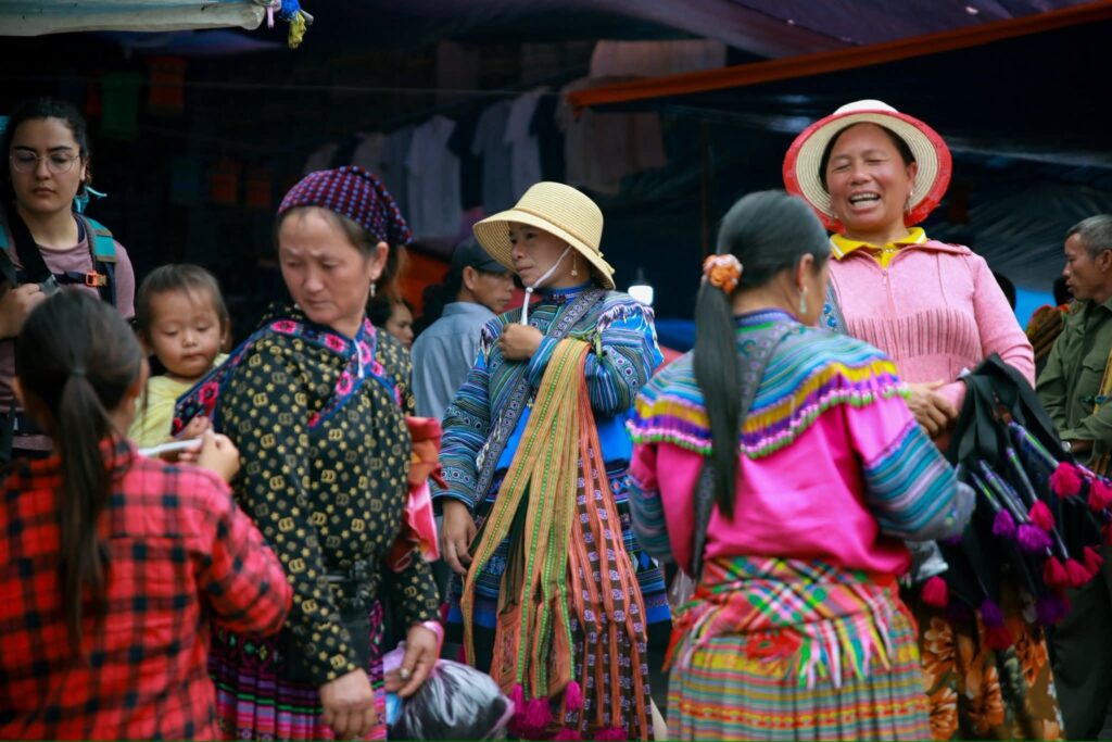 Marché hebdomadaire coloré de Bac Ha avec les ethnies locales