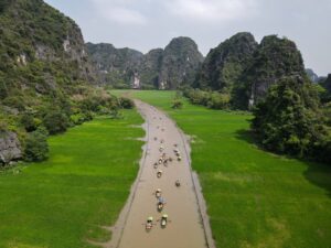 Balade en barque à Tam Coc, site naturel emblématique de Ninh Binh au Vietnam