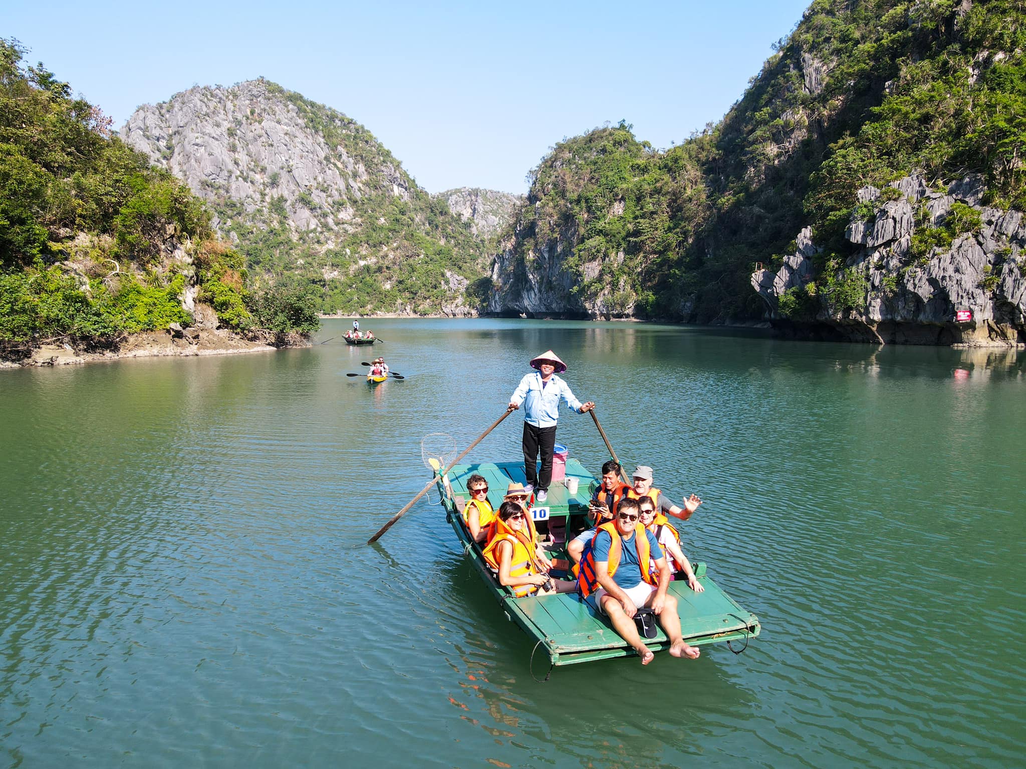 Beauté naturelle de la baie de Lan Ha avec ses eaux turquoise et ses îlots karstiques, Vietnam