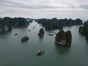 Croisiere-traditionnelle-dans-la-baie-de-Lan-Ha-au-milieu-des-paysages-karstiques