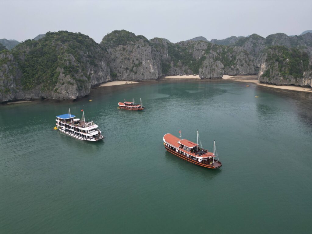 Croisière traditionnelle dans la baie de Lan Ha, au milieu des paysages karstiques