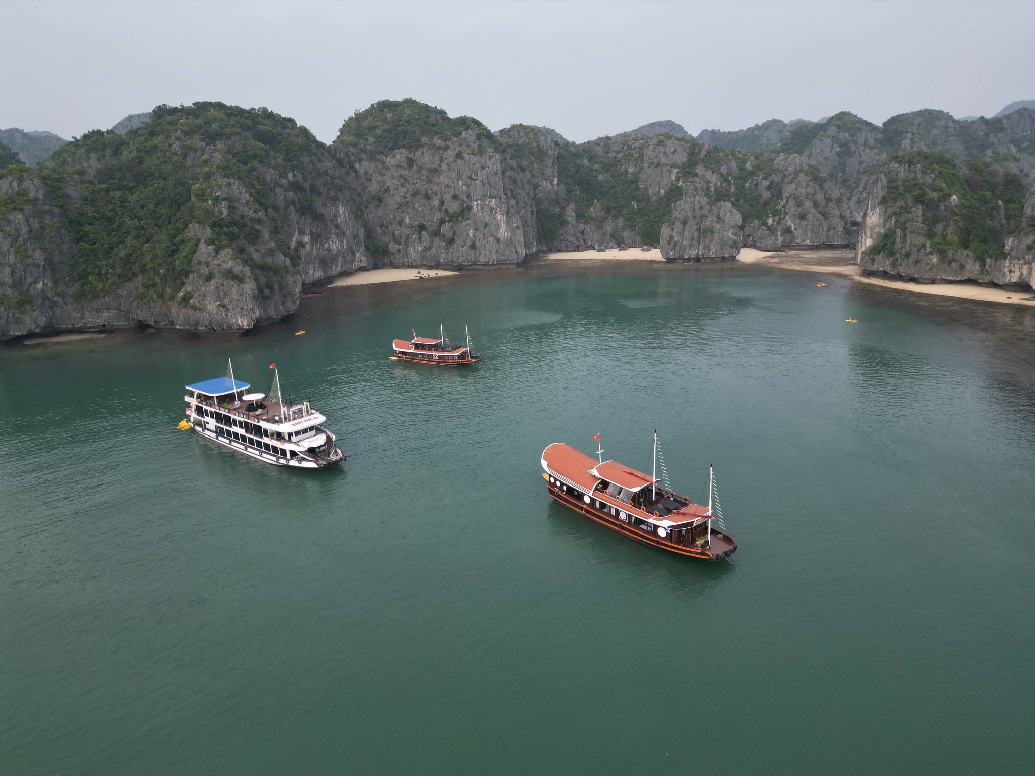 Croisière traditionnelle dans la baie de Lan Ha, au milieu des paysages karstiques