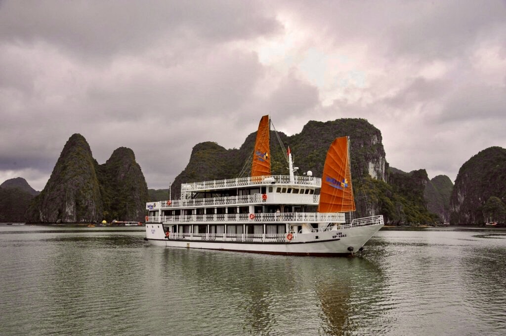 Croisière de nuit dans la baie d’Ha Long avec cabines confortables
