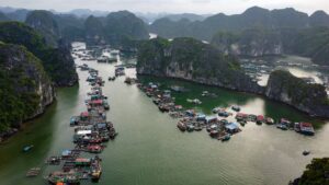 Maisons-flottantes-entourees-de-falaises-calcaires-dans-la-baie-de-Lan-Ha