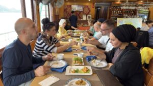 Savoureux repas à base de fruits de mer fraîchement pêchés dans la baie