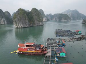 Village flottant traditionnel dans la baie de Lan Ha, harmonie entre l’homme et la nature