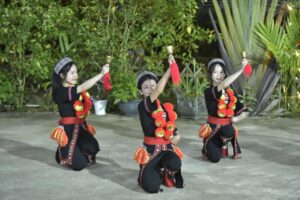 Spectacle de danses traditionnelles des ethnies à Na Hang, Tuyen Quang