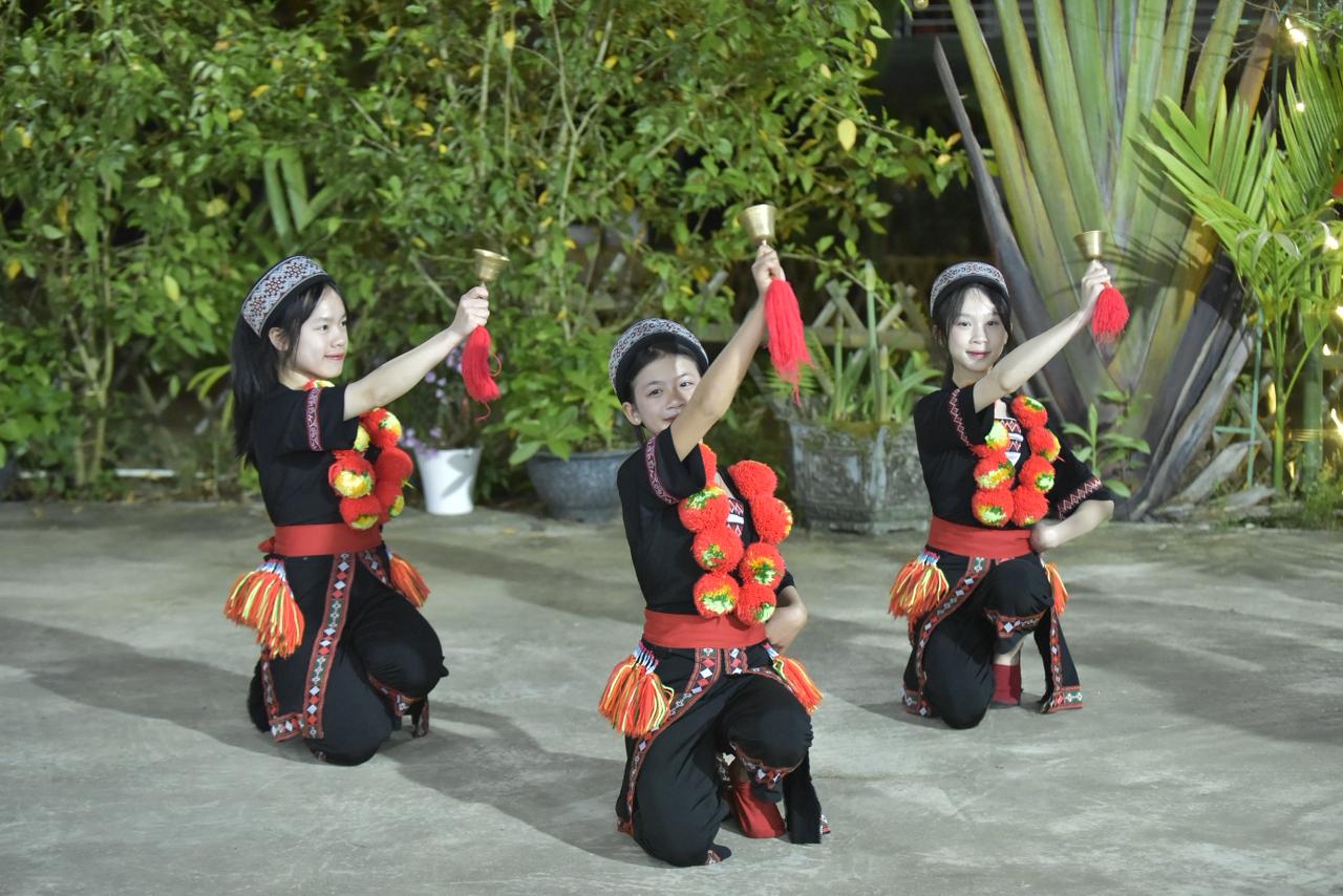 Spectacle de danses traditionnelles des ethnies à Na Hang, Tuyen Quang Spectacle de danses traditionnelles des ethnies à Na Hang, Tuyen Quang