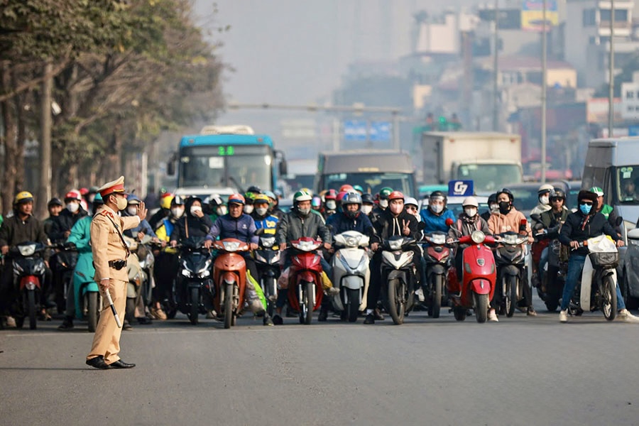 Circulation intense de scooters dans les rues de Hanoï