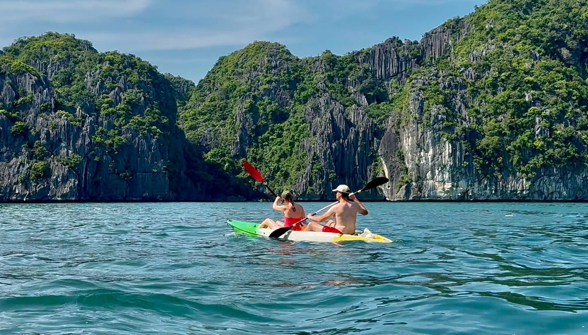 Kayak dans la baie de Lan Ha Kayak dans la baie de Lan Ha