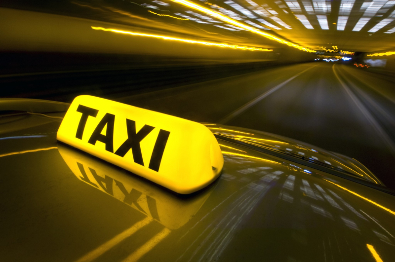 Taxi circulant dans les rues de Hanoï