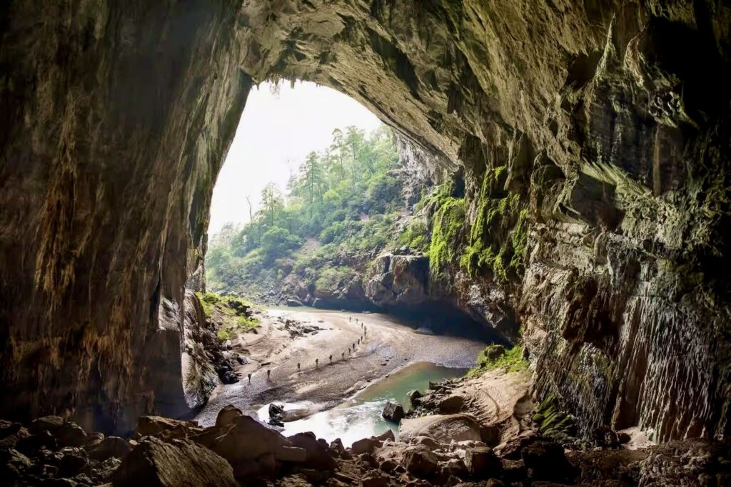 Découverte de l’immense grotte de Hang En au Vietnam