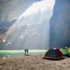 Exploration de la grotte de Hang Én lors d’un trek au Vietnam