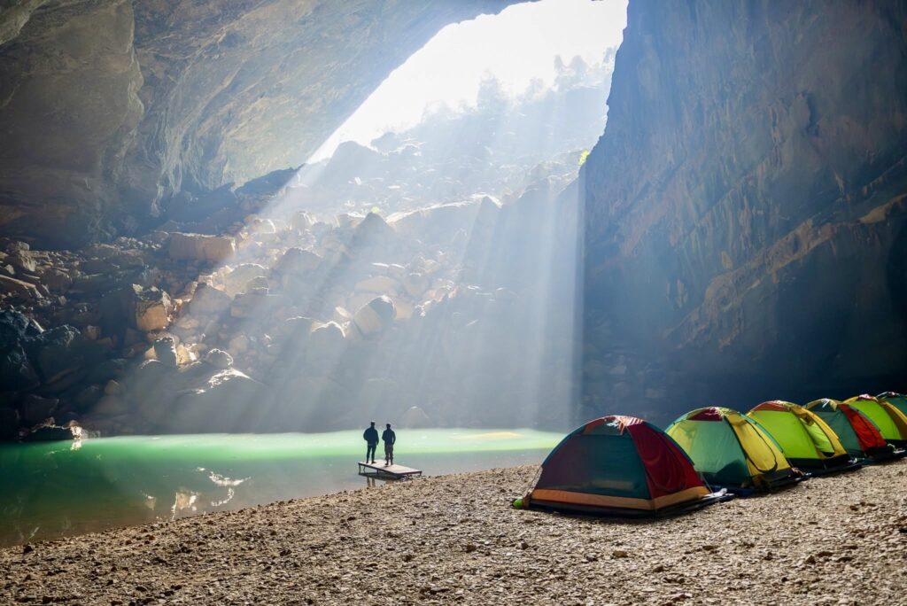 Exploration de la grotte de Hang Én lors d’un trek au Vietnam
