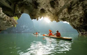 Kayak dans la grotte de Luon
