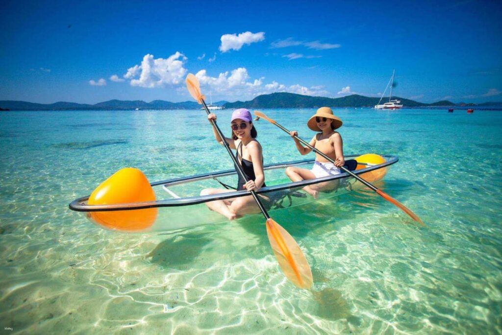 Kayak transparent dans les eaux cristallines de Con Dao pendant une excursion en mer