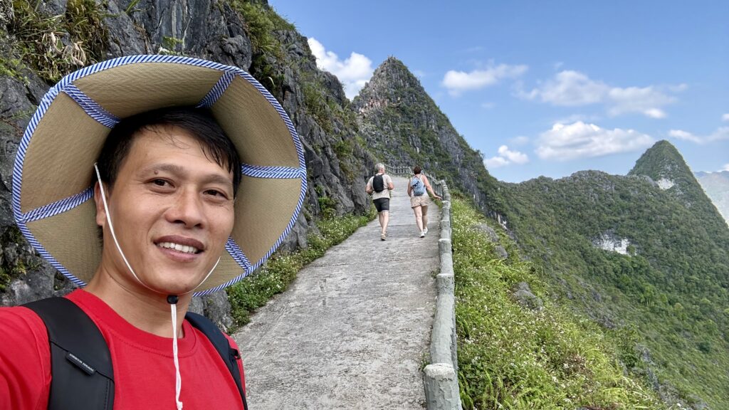Guide francophone de Soleil Doré Travel accompagnant des voyageurs sur la route de Ma Pi Leng à Ha Giang
