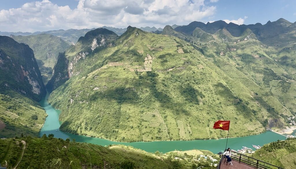 Panorama sur les montagnes calcaires depuis Ma Pi Leng