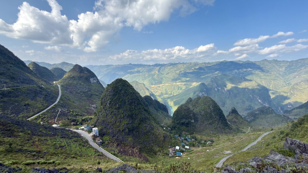 Village Hmong dans les montagnes de Ha Giang près de Ma Pi Leng