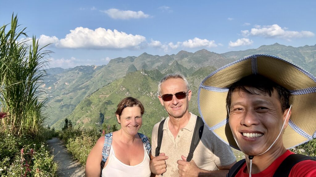 Voyageurs découvrant les paysages de Ma Pi Leng à Ha Giang avec un guide