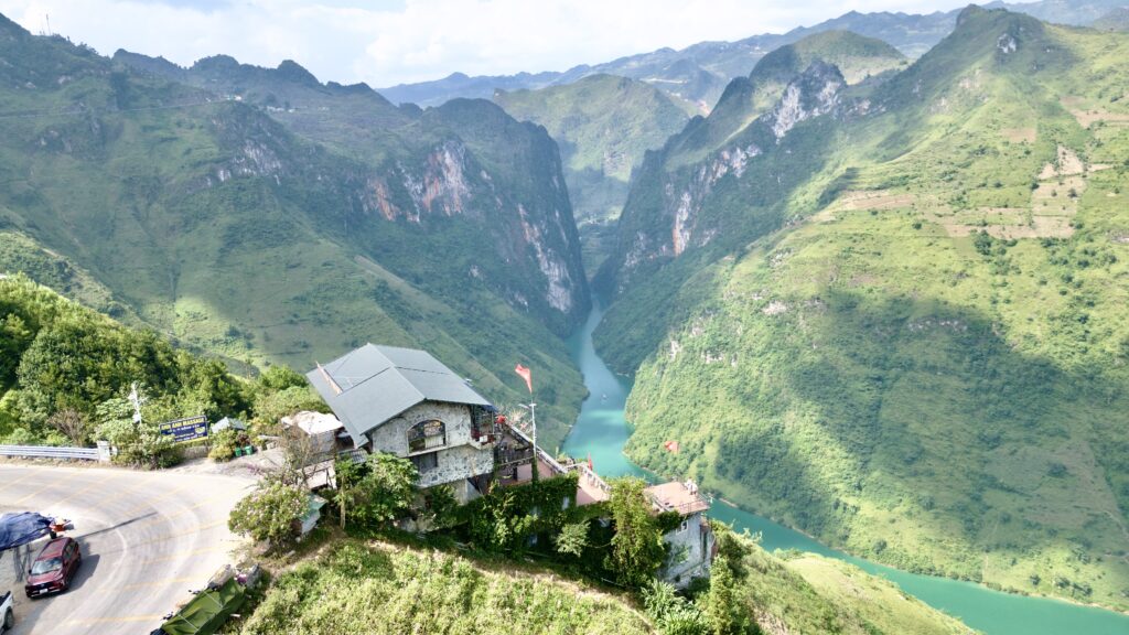 Vue panoramique sur la rivière Nho Que depuis le col de Ma Pi Leng