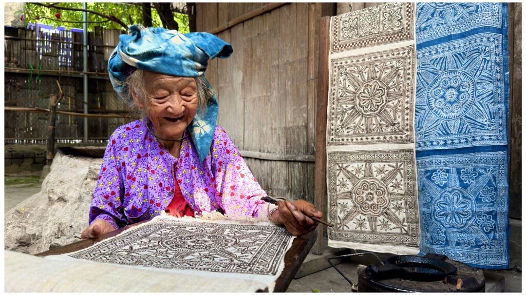 Femme Hmong travaillant le chanvre dans un village traditionnel de Ha Giang